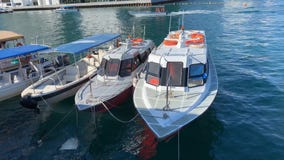 Motorboat po ?rodku b??kitne wody Jeziorny Tahoe, Kalifornia, Stany Zjednoczone zbiory wideo Motorboat po ?rodku b??kitne wody Jeziorny Tahoe, Kalifornia, Stany Zjednoczone zbiory wideo