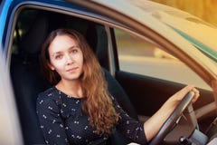 Motorista do seguro de carro Menina bonita Interior da senhora da beleza Escola da movimentação fotografia de stock Motorista do seguro de carro Menina bonita Interior da senhora da beleza Escola da movimentação fotografia de stock