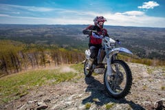Motorradfahrer in den Bergen lizenzfreies stockbild Motorradfahrer in den Bergen lizenzfreies stockbild