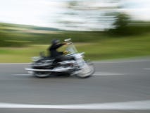 Motorradfahrer, genommen mit Bewegungsunschärfe 1 lizenzfreies stockbild Motorradfahrer, genommen mit Bewegungsunschärfe 1 lizenzfreies stockbild