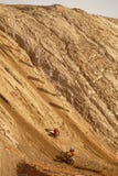 Motorradwettbewerb, durchtränken Aufstieg zu einem hohen Hügel, competit zwei lizenzfreie stockbilder Motorradwettbewerb, durchtränken Aufstieg zu einem hohen Hügel, competit zwei lizenzfreie stockbilder