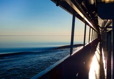 Motorschiff zergliedert die Wellen des Flusses bei Sonnenaufgang stockfoto Motorschiff zergliedert die Wellen des Flusses bei Sonnenaufgang stockfoto