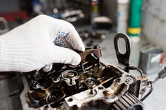 Motorvevaxel, ventilräkning, pistonger Mekanikerrepairman på arbete för reparation för underhåll för bilbilmotor arkivbild Motorvevaxel, ventilräkning, pistonger Mekanikerrepairman på arbete för reparation för underhåll för bilbilmotor arkivbild