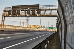 Motorvägväg med det trafikbarriären och vägmärket arkivfoton Motorvägväg med det trafikbarriären och vägmärket arkivfoton