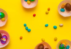 Moule avec des oeufs, chocolat Oeufs de pâques délicieux de chocolat, bonbons sur le fond photo libre de droits Moule avec des oeufs, chocolat Oeufs de pâques délicieux de chocolat, bonbons sur le fond photo libre de droits
