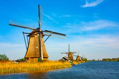 Moulin à vent chez Kinderdijk - beau jour ensoleillé photos libres de droits Moulin à vent chez Kinderdijk - beau jour ensoleillé photos libres de droits