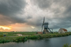 Moulin à vent néerlandais classique dans la campagne grande ouverte près de Leyde, Hollande image stock Moulin à vent néerlandais classique dans la campagne grande ouverte près de Leyde, Hollande image stock