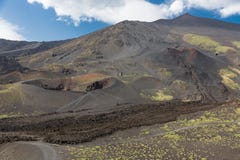 Mount Etna с кратерами и затвердетыми лавовыми потоками на Сицилии, Италии стоковые фото Mount Etna с кратерами и затвердетыми лавовыми потоками на Сицилии, Италии стоковые фото