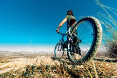 Mountainbike och ung man royaltyfri bild Mountainbike och ung man royaltyfri bild