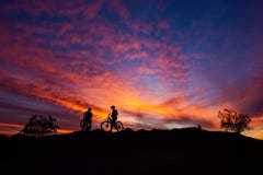 Mountainbiker silhouettiert gegen einen bunten Sonnenunterganghimmel im Südgebirgspark, Phoenix, Arizona lizenzfreie stockfotos Mountainbiker silhouettiert gegen einen bunten Sonnenunterganghimmel im Südgebirgspark, Phoenix, Arizona lizenzfreie stockfotos