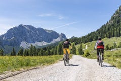 Mountainbiker δύο στις Άλπεις Carnic με την άποψη στο βουνό Rosskofel στοκ φωτογραφίες με δικαίωμα ελεύθερης χρήσης Mountainbiker δύο στις Άλπεις Carnic με την άποψη στο βουνό Rosskofel στοκ φωτογραφίες με δικαίωμα ελεύθερης χρήσης