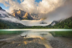 Mountainssee am nebelhaften Morgen Ushba u stockbilder Mountainssee am nebelhaften Morgen Ushba u stockbilder