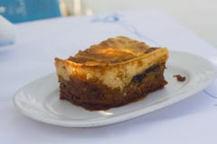 Moussaka tradicional griego en una placa blanca imagen de archivo libre de regalías Moussaka tradicional griego en una placa blanca imagen de archivo libre de regalías