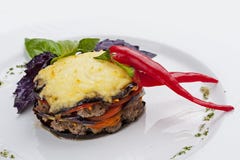 Moussaka овечки на белой плите стоковые изображения Moussaka овечки на белой плите стоковые изображения