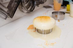 Mousse κέικ γιαουρτιού Ένα σχέδιο mousse στο κέικ Παγωμένη τήξη καθρεφτών στο κέικ Μαγειρικά αριστουργήματα στοκ εικόνες Mousse κέικ γιαουρτιού Ένα σχέδιο mousse στο κέικ Παγωμένη τήξη καθρεφτών στο κέικ Μαγειρικά αριστουργήματα στοκ εικόνες