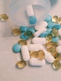 MOUTACHTIGE GEKLEURDE SOFT-GELcapsules royalty-vrije stock foto MOUTACHTIGE GEKLEURDE SOFT-GELcapsules royalty-vrije stock foto
