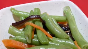 Mouvement de haricot vert sur la table à l'intérieur du restaurant chinois banque de vidéos Mouvement de haricot vert sur la table à l'intérieur du restaurant chinois banque de vidéos