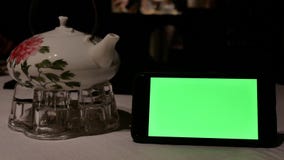 Mouvement de téléphone d'écran vert avec des personnes de tache floue mangeant de la nourriture à l'intérieur du restaurant clips vidéos Mouvement de téléphone d'écran vert avec des personnes de tache floue mangeant de la nourriture à l'intérieur du restaurant clips vidéos
