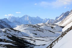 Mouvement des nuages sur le glacier de Gyazumba de montagnes, Himala Photographie stock