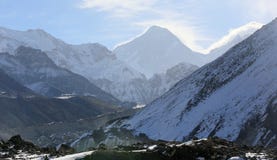 Mouvement des nuages sur le glacier de Gyazumba de montagnes, Himala Photos stock
