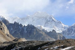 Mouvement des nuages sur le glacier de Gyazumba de montagnes, Himala Photographie stock