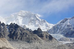 Mouvement des nuages sur le glacier de Gyazumba de montagnes, Himala Images stock