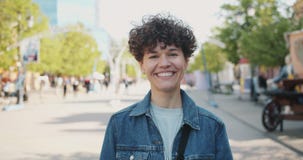 Mouvement lent du sourire riant de fille belle dehors regardant la caméra banque de vidéos Mouvement lent du sourire riant de fille belle dehors regardant la caméra banque de vidéos