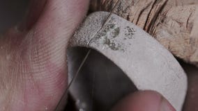Mouvement lent et macro plan rapproché Machine de bijoux d'utilisation professionnelle d'artisan ou scie à métaux denteuse manuel clips vidéos Mouvement lent et macro plan rapproché Machine de bijoux d'utilisation professionnelle d'artisan ou scie à métaux denteuse manuel clips vidéos
