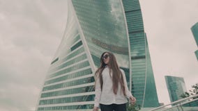 Mouvement lent Jeune belle fille Femme d'affaires marchant pour travailler au centre d'affaires banque de vidéos Mouvement lent Jeune belle fille Femme d'affaires marchant pour travailler au centre d'affaires banque de vidéos