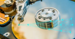 Movimentação de disco rígido com refletido nela o tempo-lapso das nuvens, o conceito do armazenamento da nuvem, laço video video estoque Movimentação de disco rígido com refletido nela o tempo-lapso das nuvens, o conceito do armazenamento da nuvem, laço video video estoque