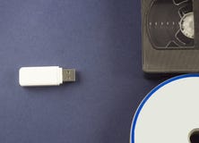 Movimentação instantânea em discos de um fundo do azul e em usb da gaveta video imagens de stock royalty free Movimentação instantânea em discos de um fundo do azul e em usb da gaveta video imagens de stock royalty free