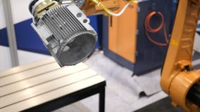 Movimenti del manipolatore del robot industriale che sono programmati nell'unità di controllo Il meccanismo del robot funziona ne video d archivio Movimenti del manipolatore del robot industriale che sono programmati nell'unità di controllo Il meccanismo del robot funziona ne video d archivio