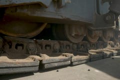 Movimento di un trattore a cingoli Attrezzatura per la pavimentazione dell'asfalto Costruzione delle strade fotografie stock libere da diritti Movimento di un trattore a cingoli Attrezzatura per la pavimentazione dell'asfalto Costruzione delle strade fotografie stock libere da diritti