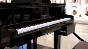 Movimento do auto jogo do piano com compra dos povos do borrão filme Movimento do auto jogo do piano com compra dos povos do borrão filme