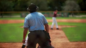 Movimento lento de uma batedura do jogador de beisebol durante um jogo video estoque Movimento lento de uma batedura do jogador de beisebol durante um jogo video estoque