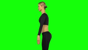 Movimento lento del primo piano di addestramento della donna in scarpe di salti di kangoo video d archivio Movimento lento del primo piano di addestramento della donna in scarpe di salti di kangoo video d archivio