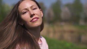 MOVIMENTO LENTO 120fps: Ragazza dai capelli della donna di giovane marrone felice del viaggiatore che sorride e che gira intorno stock footage MOVIMENTO LENTO 120fps: Ragazza dai capelli della donna di giovane marrone felice del viaggiatore che sorride e che gira intorno stock footage