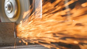 Movimento lento: Moedor industrial na ação Muitas faíscas vídeos de arquivo Movimento lento: Moedor industrial na ação Muitas faíscas vídeos de arquivo