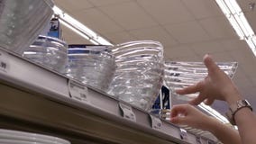 Movimiento del bol de vidrio de compra de la mujer dentro de la tienda de London Drugs Movimiento del bol de vidrio de compra de la mujer dentro de la tienda de London Drugs