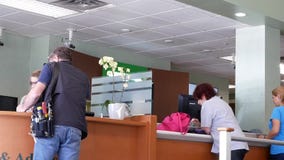 Movimiento del cliente que hace la pregunta acerca de cuenta bancaria de abertura en el contador de la ayuda y del consejo Movimiento del cliente que hace la pregunta acerca de cuenta bancaria de abertura en el contador de la ayuda y del consejo