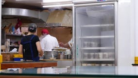 Movimiento del cocinero que prepara la comida para el cliente con vapor pesado Movimiento del cocinero que prepara la comida para el cliente con vapor pesado