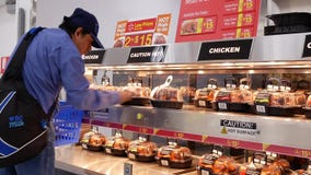 Movimiento del hombre que selecciona el pollo sazonado asado dentro de la tienda de Walmart Movimiento del hombre que selecciona el pollo sazonado asado dentro de la tienda de Walmart