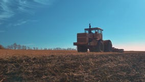 Movimientos del tractor en el camino almacen de video Movimientos del tractor en el camino almacen de video