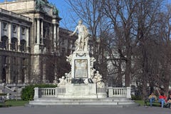 Mozart Statue et musée d'éthnologie dans Burggarten Vienne, Autriche Image stock Mozart Statue et musée d'éthnologie dans Burggarten Vienne, Autriche Image stock