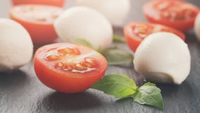 Mozzarella piłki z pomidorami i basilem zdjęcia royalty free Mozzarella piłki z pomidorami i basilem zdjęcia royalty free