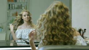 Moça atrativa que aprecia-se após a composição video estoque Moça atrativa que aprecia-se após a composição video estoque
