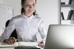 Moça de sorriso no escritório imagens de stock Moça de sorriso no escritório imagens de stock