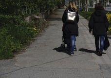 Moça dois que anda junto duas meninas elegantes felizes que correm na mola andam, vista traseira, conceito da amizade fotografia de stock Moça dois que anda junto duas meninas elegantes felizes que correm na mola andam, vista traseira, conceito da amizade fotografia de stock
