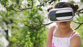 Moça que usa o capacete de VR com exposição principal da montagem vídeos de arquivo Moça que usa o capacete de VR com exposição principal da montagem vídeos de arquivo