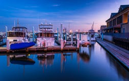 Mroczni odbicia przy marina w kantonie, Baltimore, Maryland obrazy royalty free Mroczni odbicia przy marina w kantonie, Baltimore, Maryland obrazy royalty free